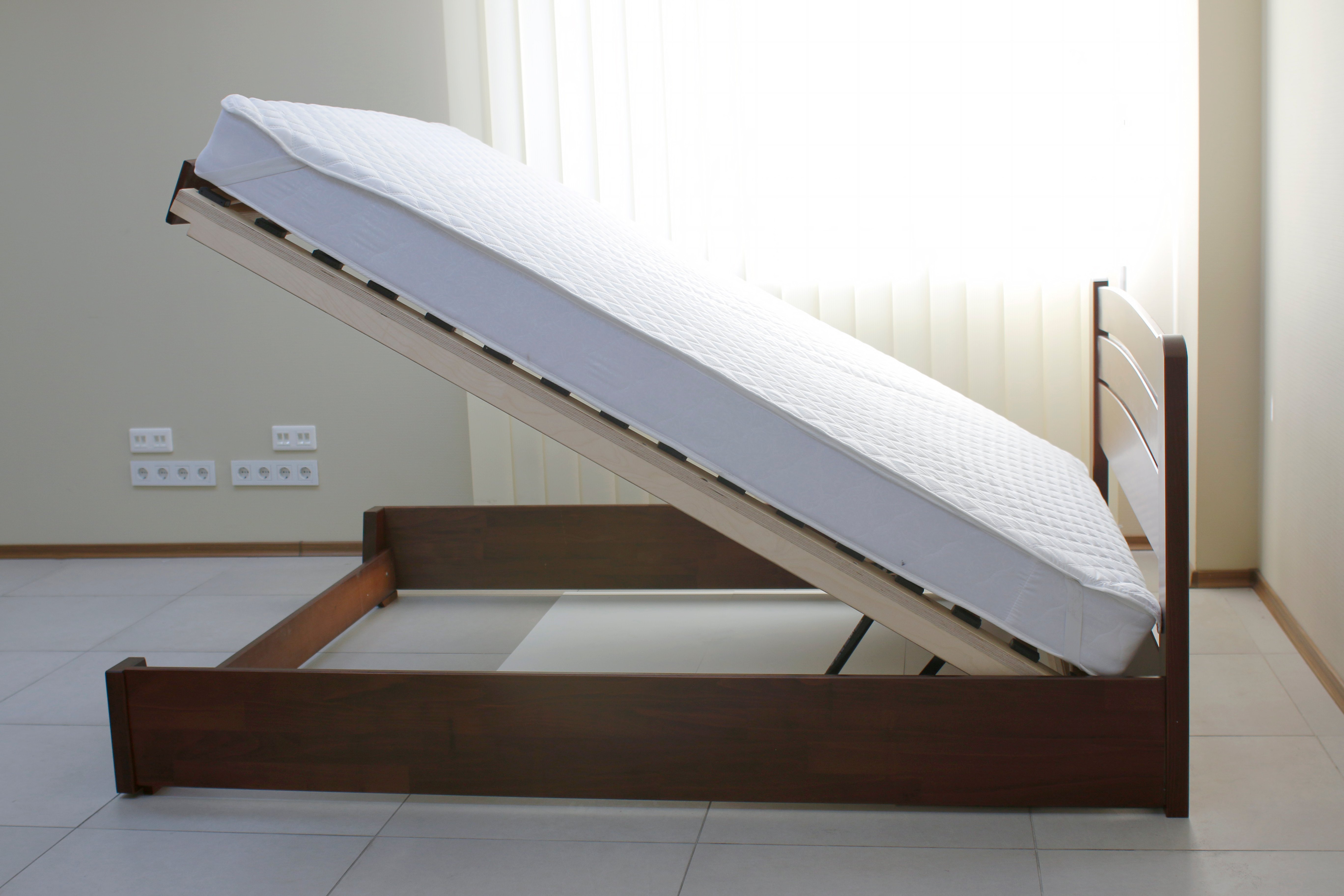 Queen sized bed that lifts up to reveal storage space underneath